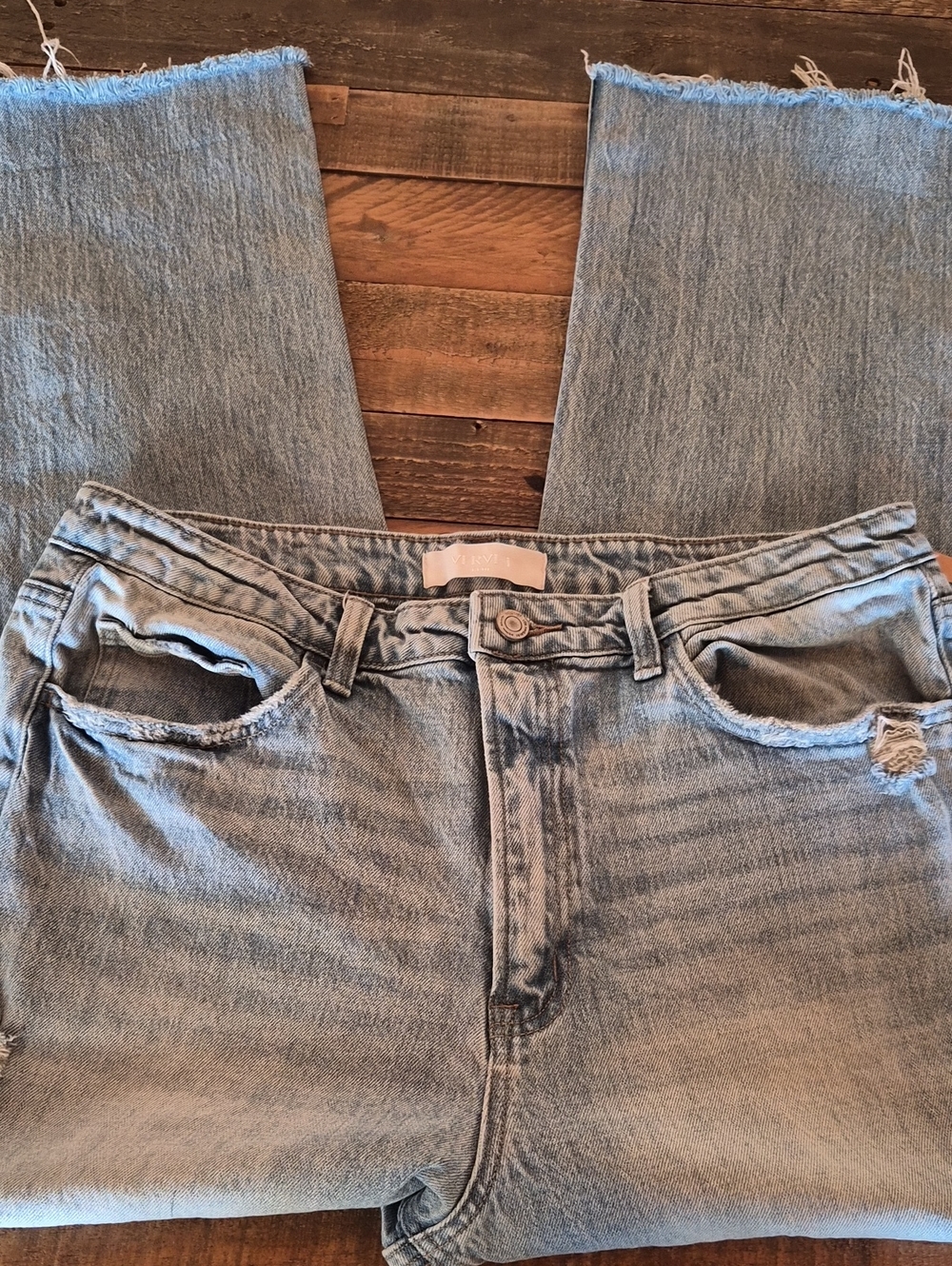 Vervet Cropped Light Wash Jean with Raw Hem - Picture 4 of 7